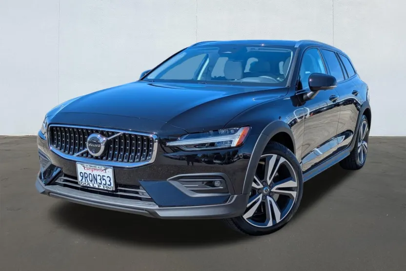 2025 Volvo V60 Cross Country B5 Plus photo 1