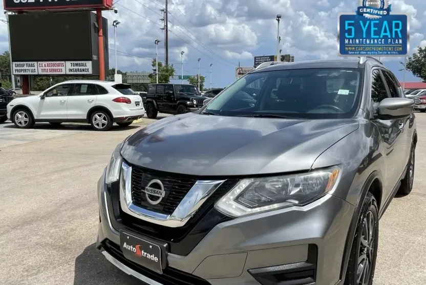 2017 Nissan Rogue SV photo 1