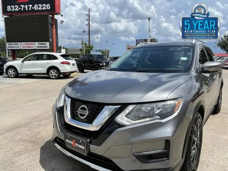 2017 Nissan Rogue SV photo 1