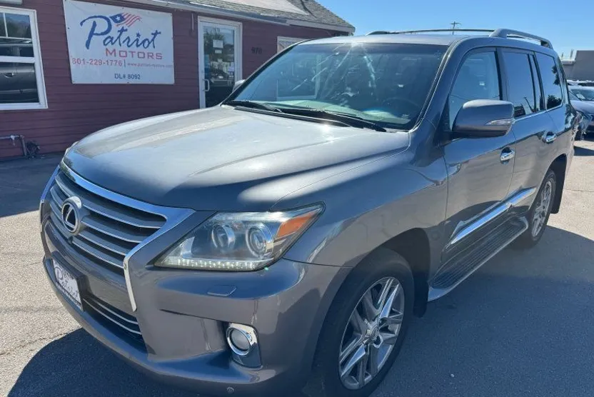 2013 Lexus LX 570 Luxury photo 1