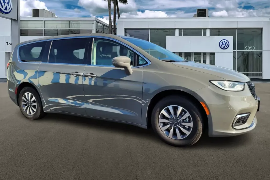 2023 Chrysler Pacifica Hybrid Touring L photo 1