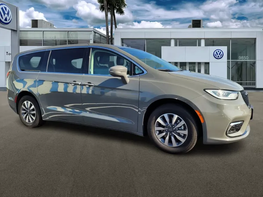 2023 Chrysler Pacifica Hybrid Touring L photo 1