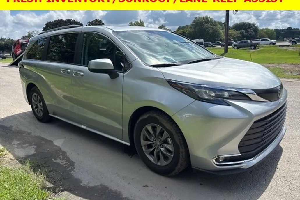 2024 Toyota Sienna XLE photo 1