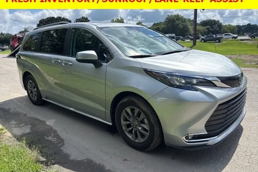 2024 Toyota Sienna XLE photo 1