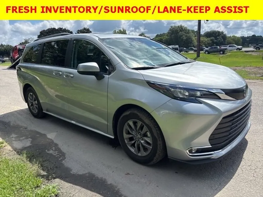 2024 Toyota Sienna XLE photo 1