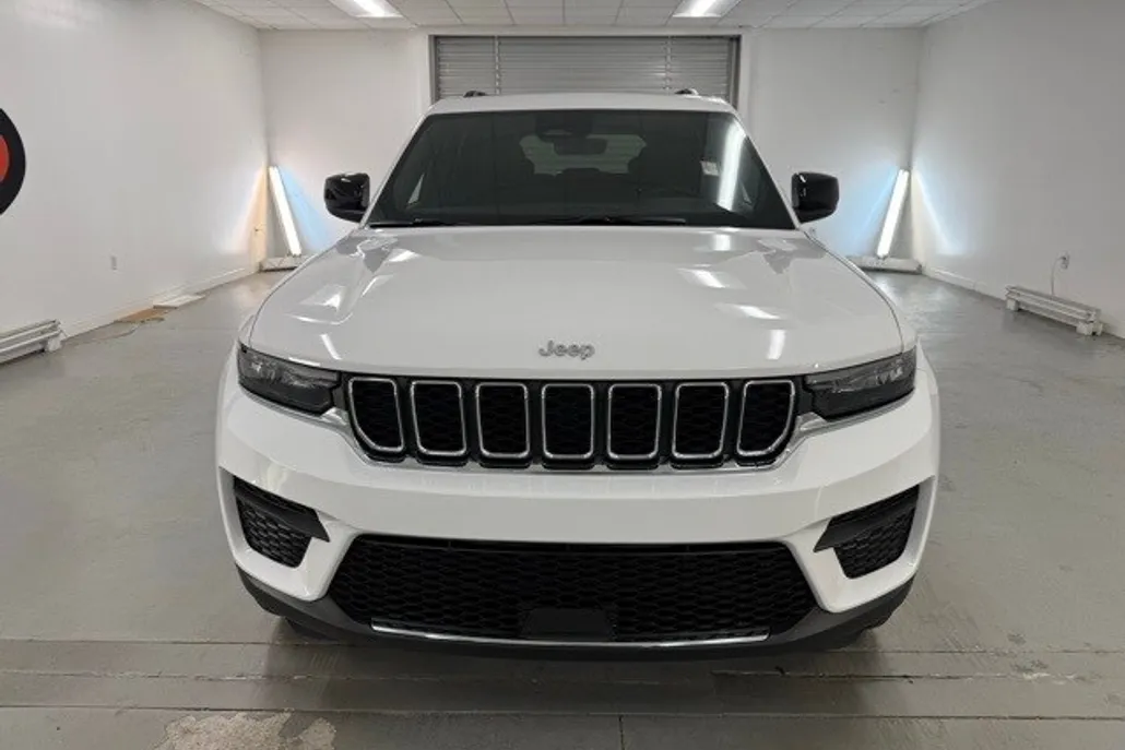 2025 Jeep Grand Cherokee Laredo photo 1