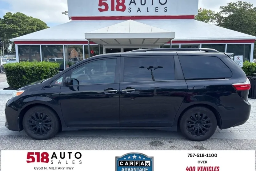 2020 Toyota Sienna XLE photo 1