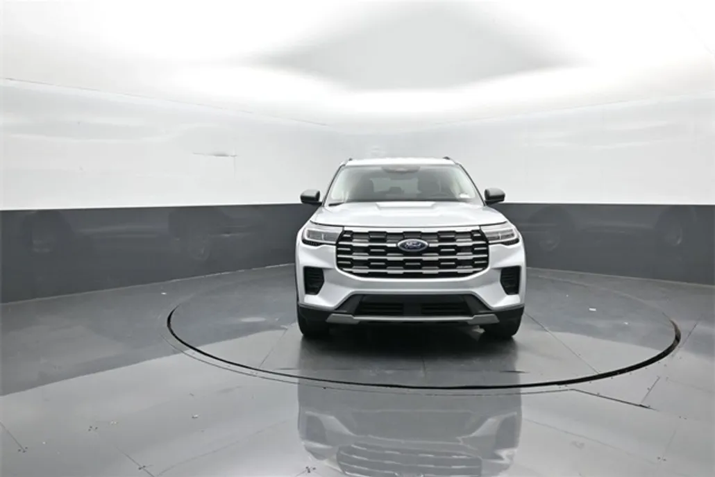 2025 Ford Explorer photo 1