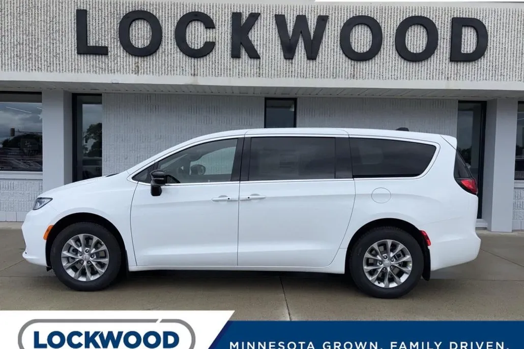 2026 Chrysler Pacifica photo 1