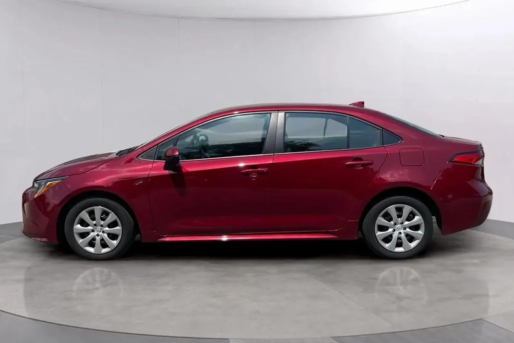 2025 Toyota Corolla LE photo 1