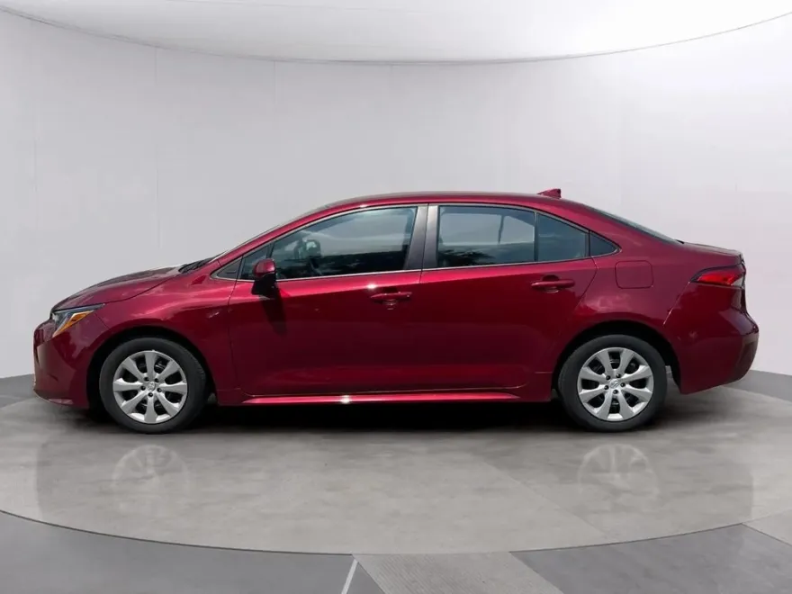 2025 Toyota Corolla LE photo 1