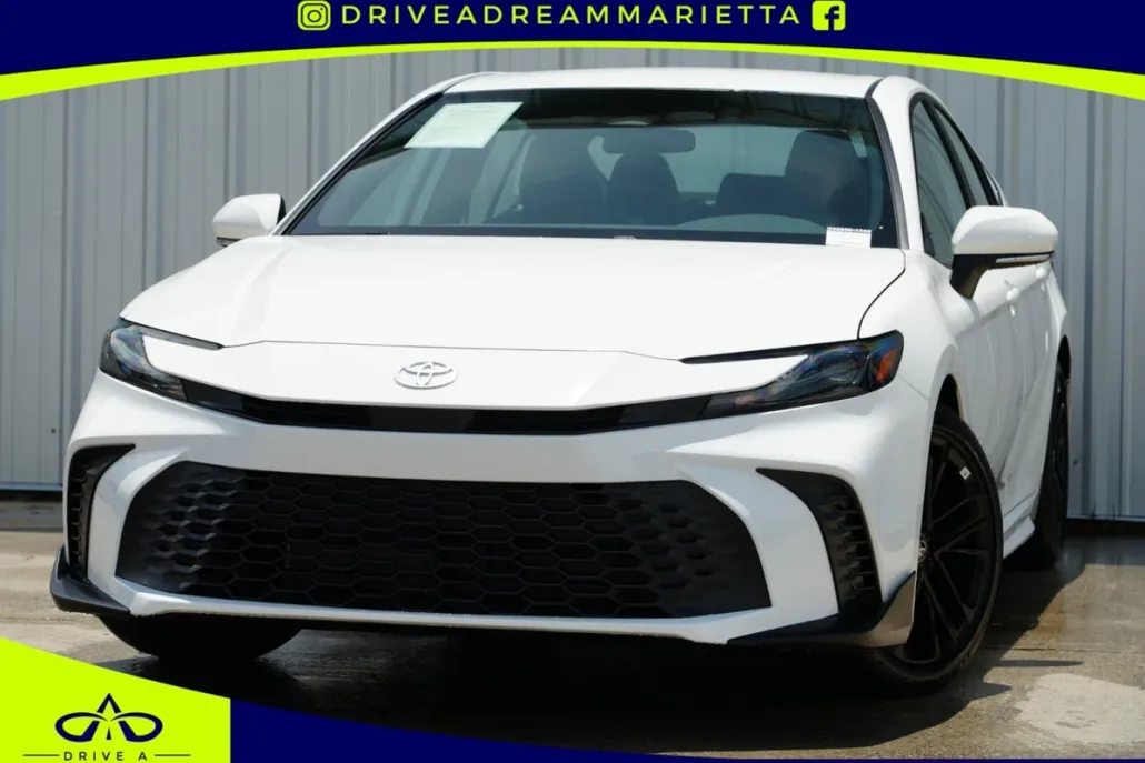 2025 Toyota Camry SE photo 1