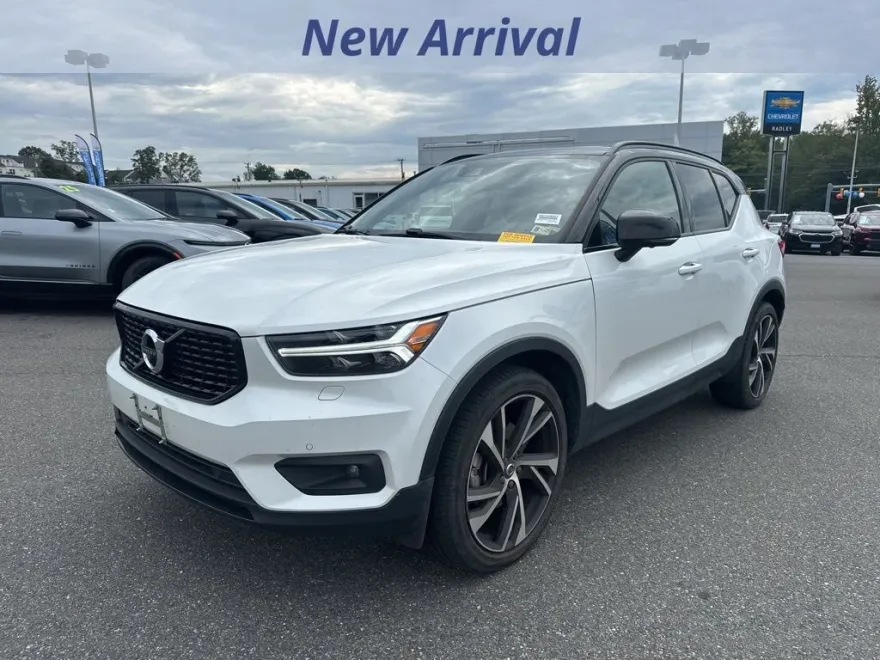 2020 Volvo XC40 R-Design photo 1
