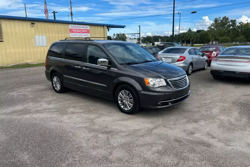 2016 Chrysler Town & Country photo 1