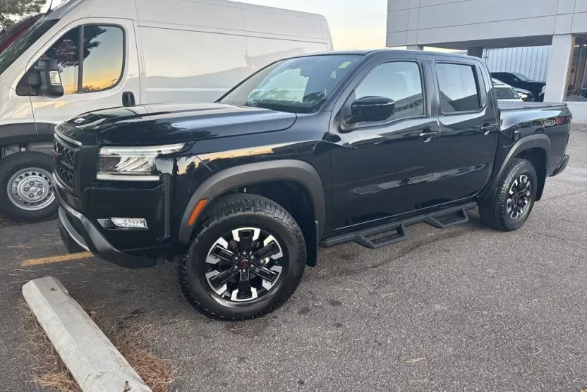 2023 Nissan Frontier Crew Cab PRO-4X photo 1