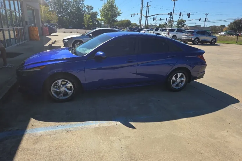 2022 Hyundai Elantra SE photo 1