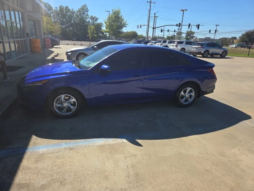 2022 Hyundai Elantra SE photo 1