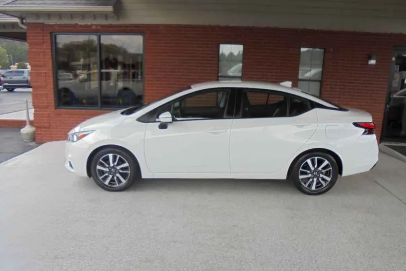 2020 Nissan Versa SV photo 1