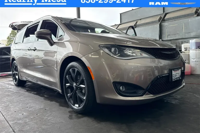 2018 Chrysler Pacifica Touring Plus photo 1