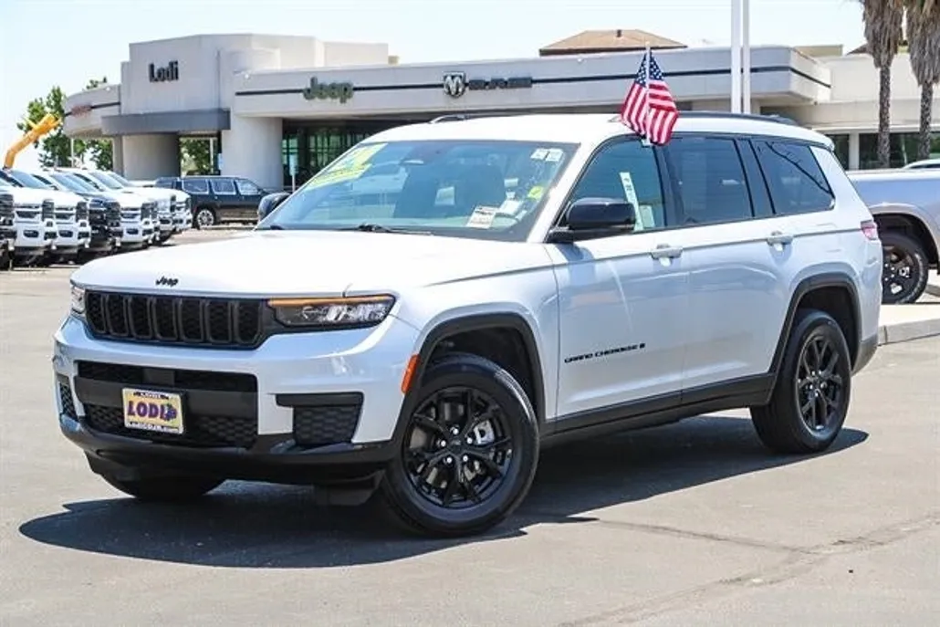 2024 Jeep Grand Cherokee Altitude photo 1