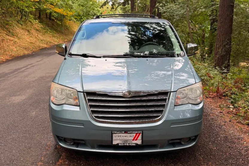 2008 Chrysler Town & Country Touring photo 1