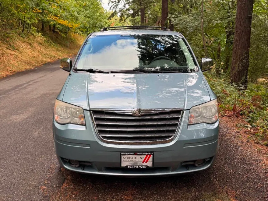 2008 Chrysler Town & Country Touring photo 1