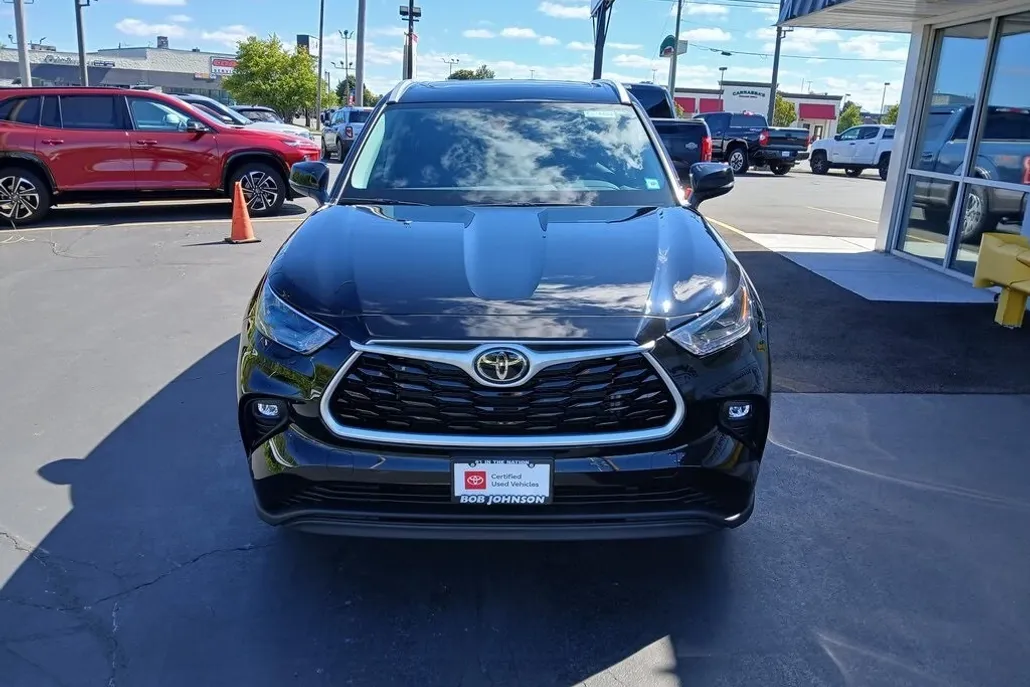2022 Toyota Highlander XLE photo 1