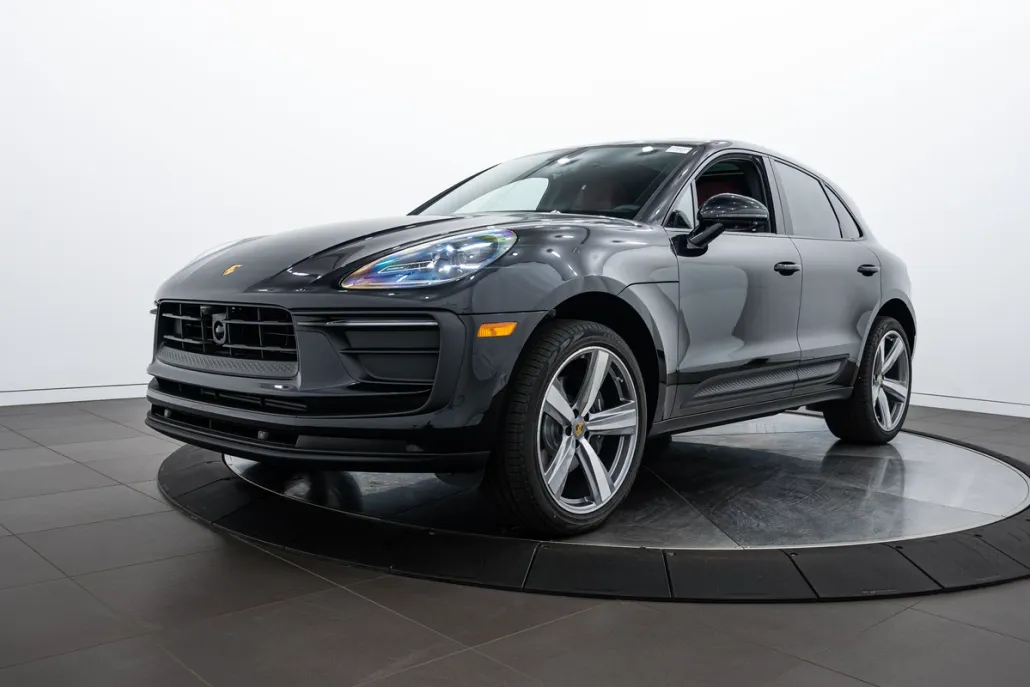 2025 Porsche Macan T photo 1