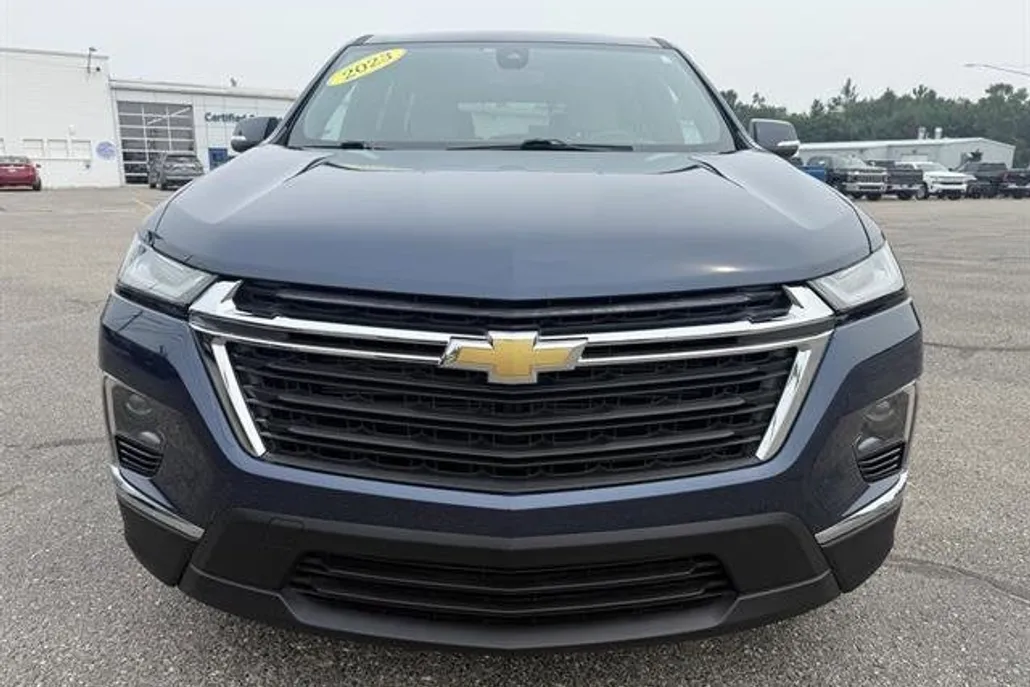 2023 Chevrolet Traverse LS photo 1