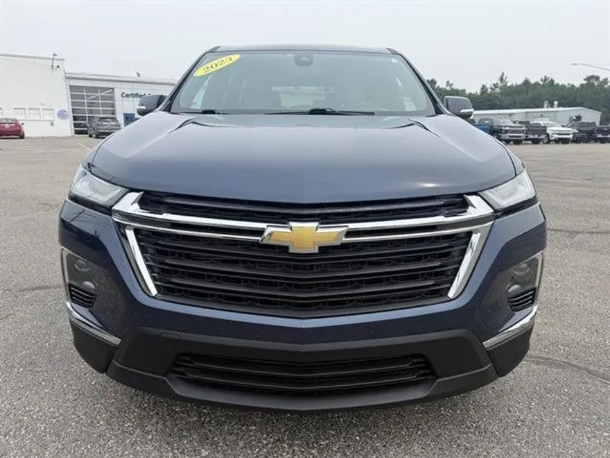 2023 Chevrolet Traverse LS photo 1
