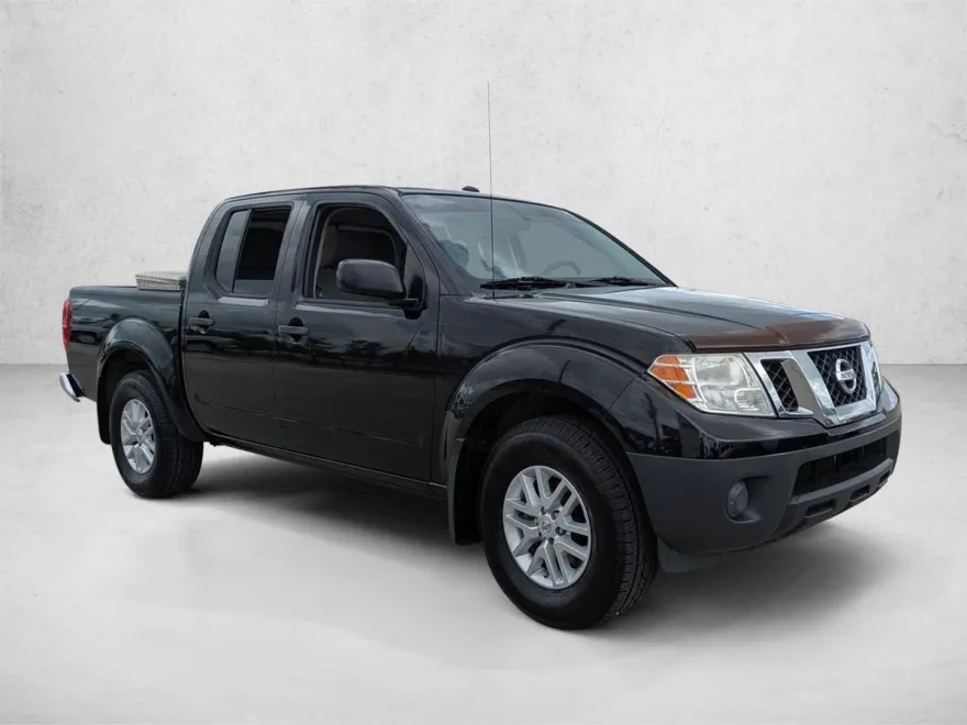 2017 Nissan Frontier Crew Cab SV photo 1