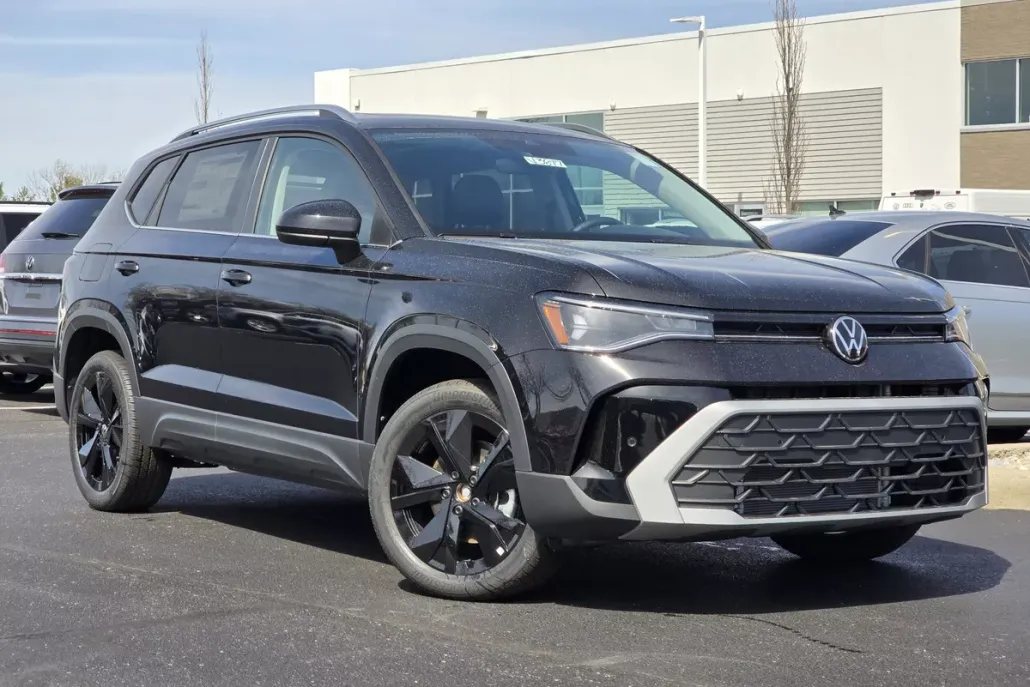2025 Volkswagen Taos SE photo 1