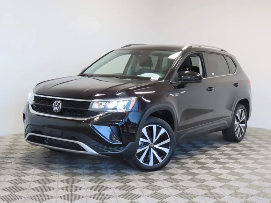 2024 Volkswagen Taos SE photo 1