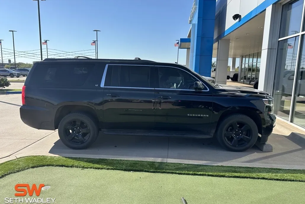 2018 Chevrolet Suburban LT photo 1