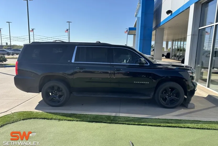 2018 Chevrolet Suburban LT photo 1