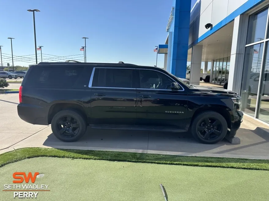 2018 Chevrolet Suburban LT photo 1