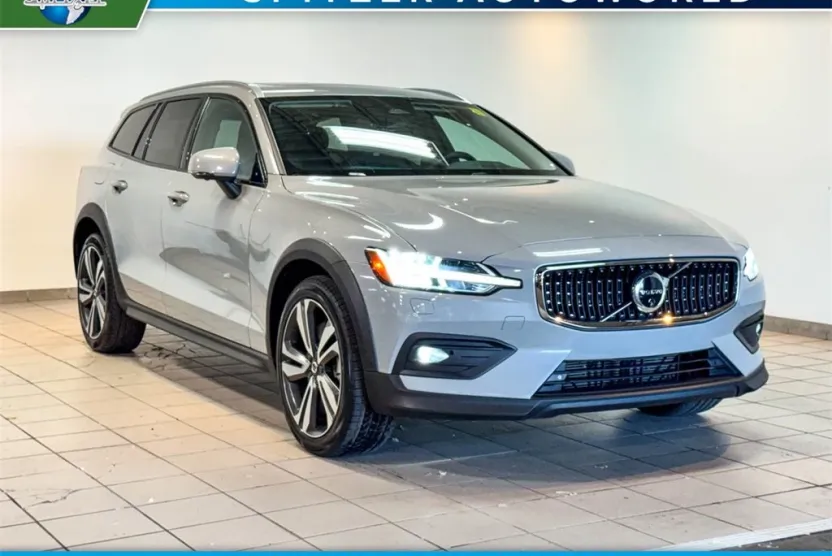 2024 Volvo V60 Cross Country B5 Plus photo 1