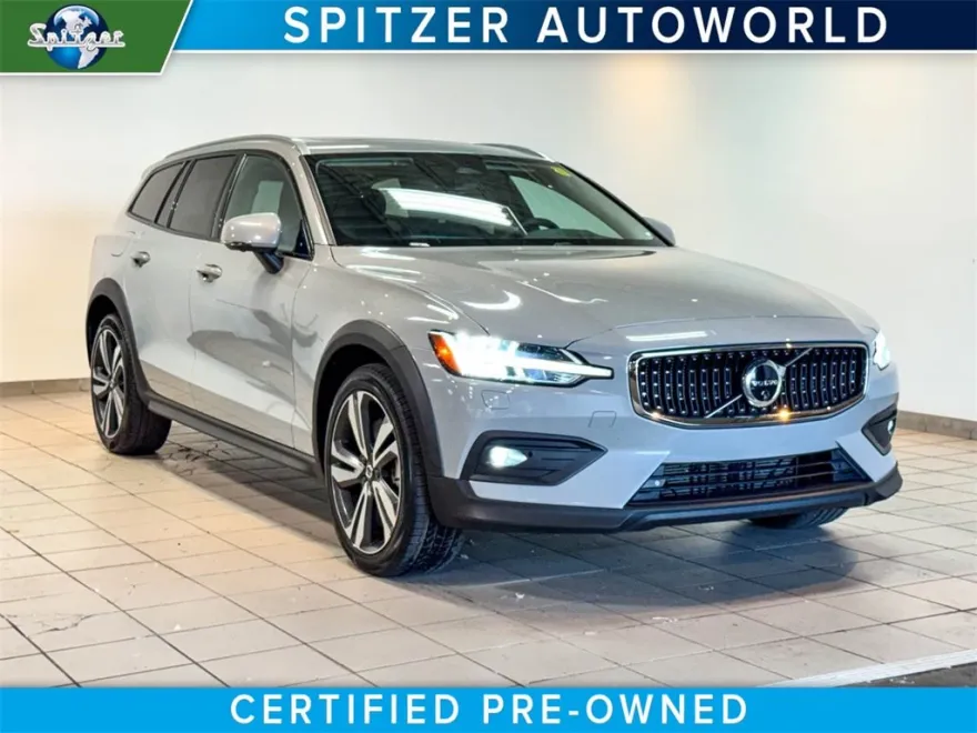 2024 Volvo V60 Cross Country B5 Plus photo 1