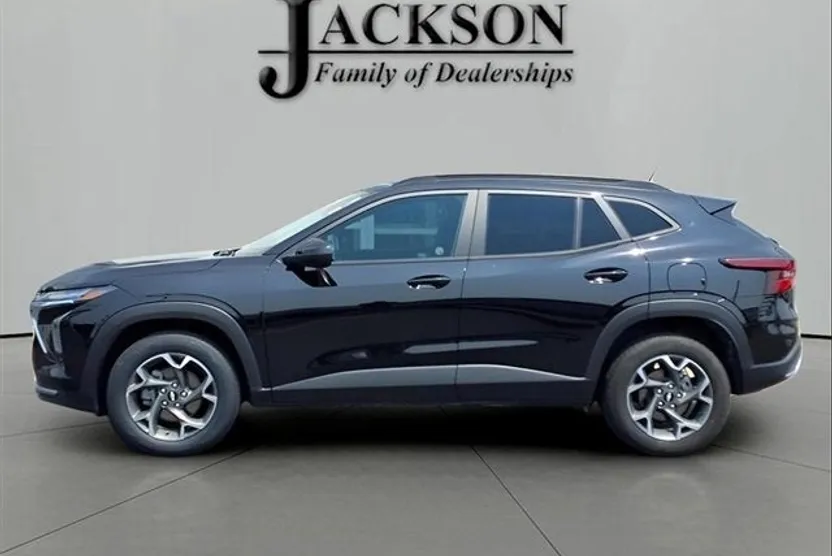 2024 Chevrolet Trax LT photo 1