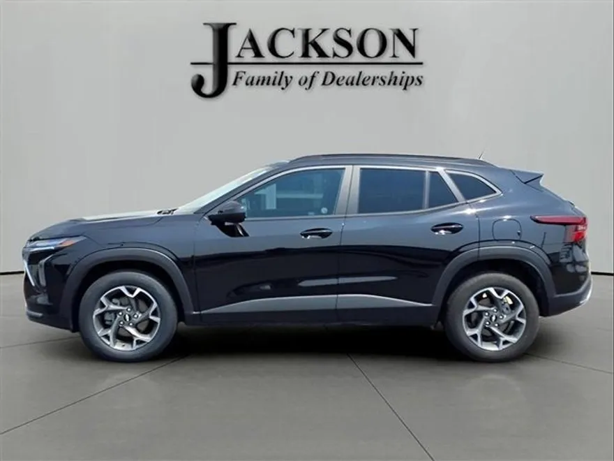 2024 Chevrolet Trax LT photo 1