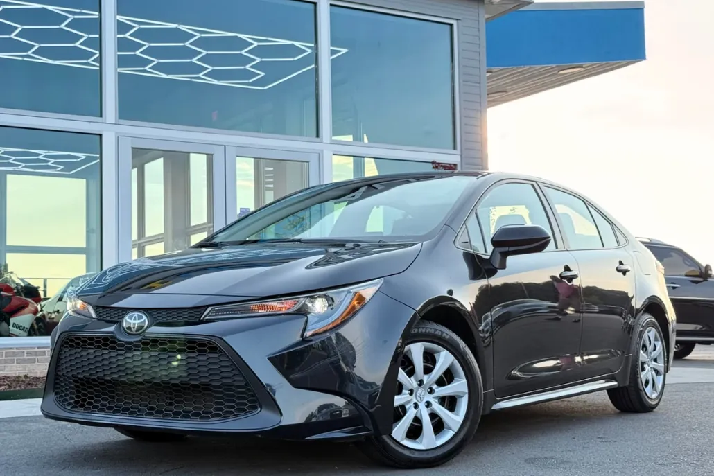 2022 Toyota Corolla LE photo 1