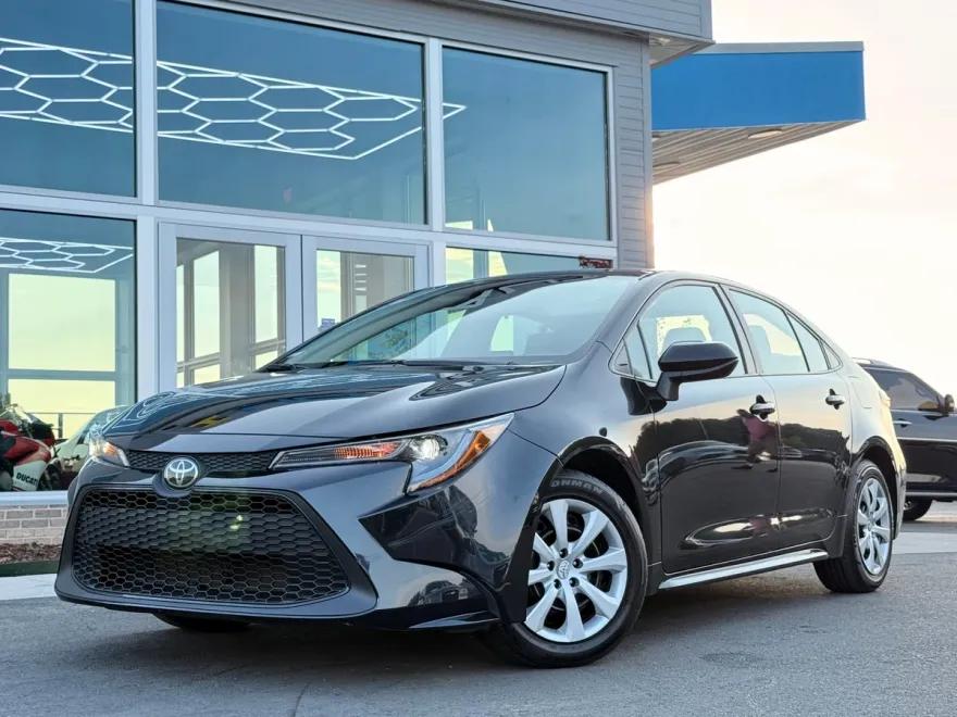 2022 Toyota Corolla LE photo 1