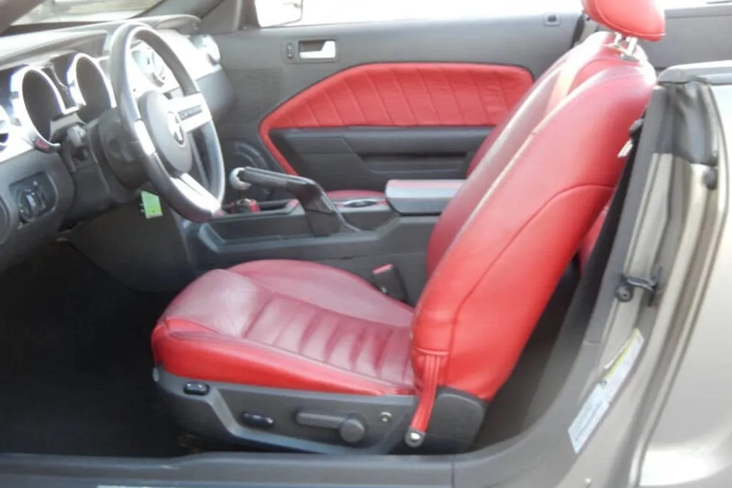 2005 Ford Mustang GT Premium photo 1