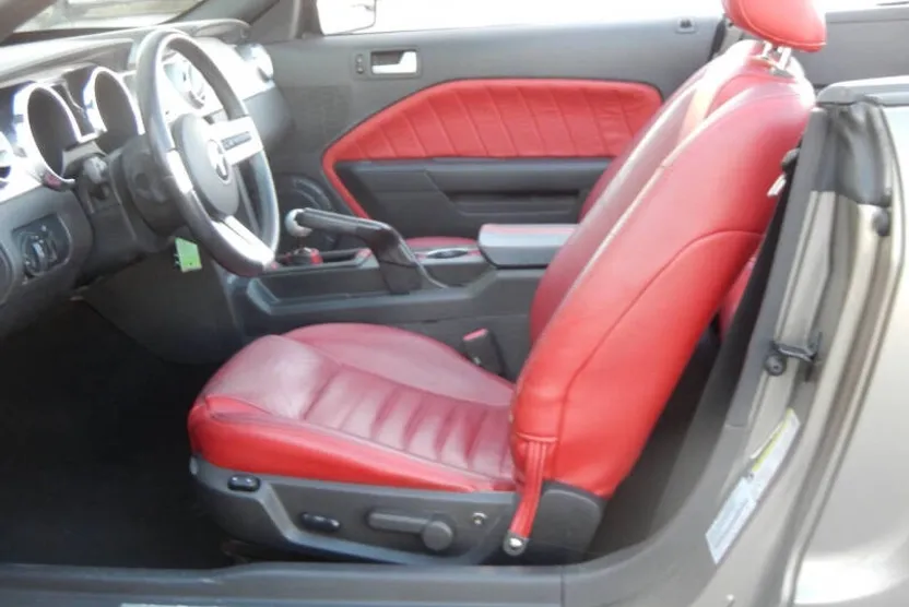 2005 Ford Mustang GT Premium photo 1