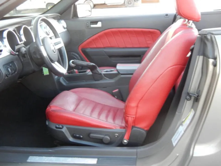 2005 Ford Mustang GT Premium photo 1