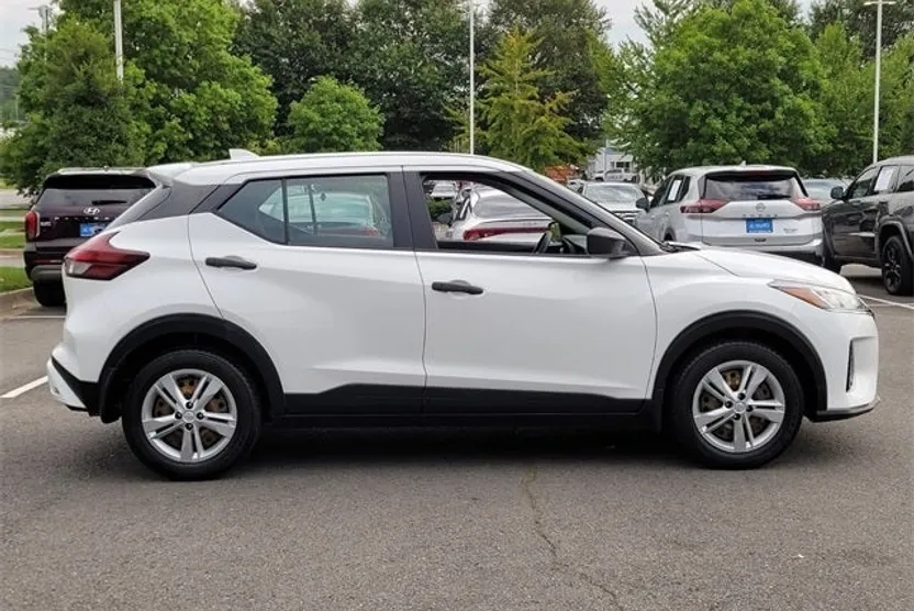 2022 Nissan Kicks S photo 1