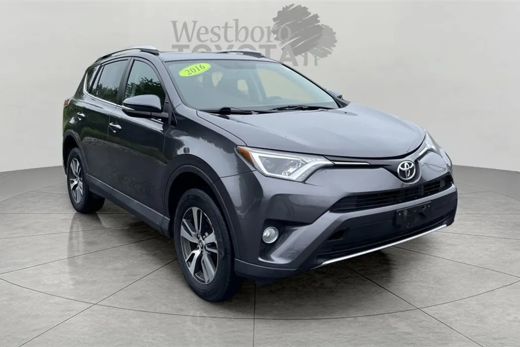 2016 Toyota RAV4 XLE photo 1