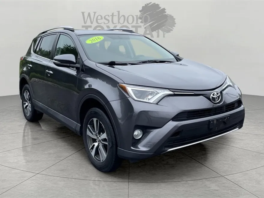 2016 Toyota RAV4 XLE photo 1