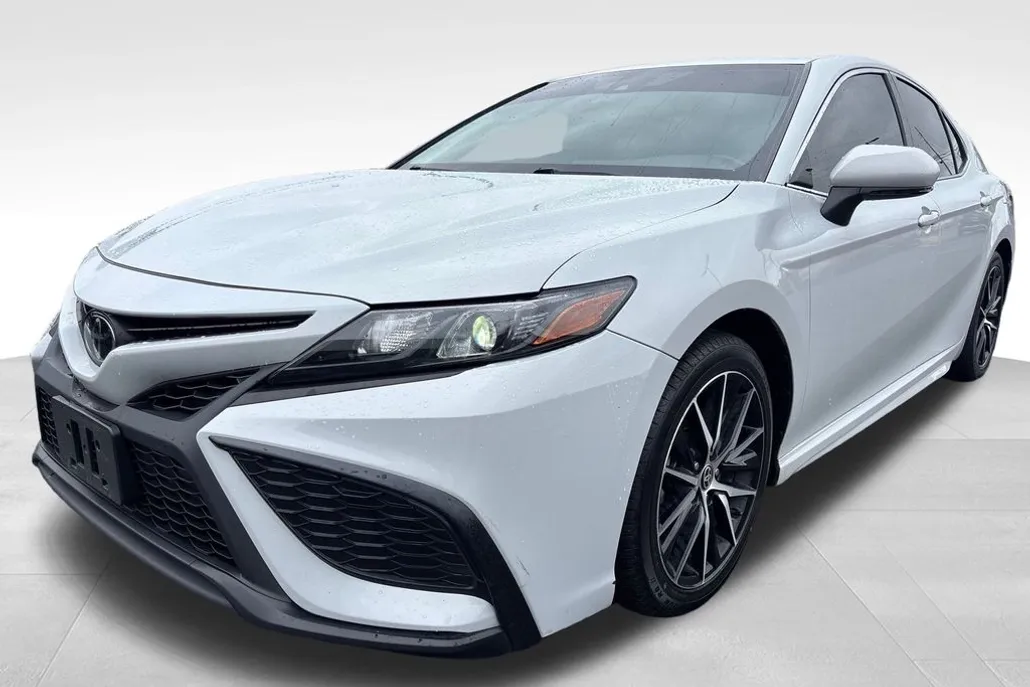 2022 Toyota Camry SE photo 1