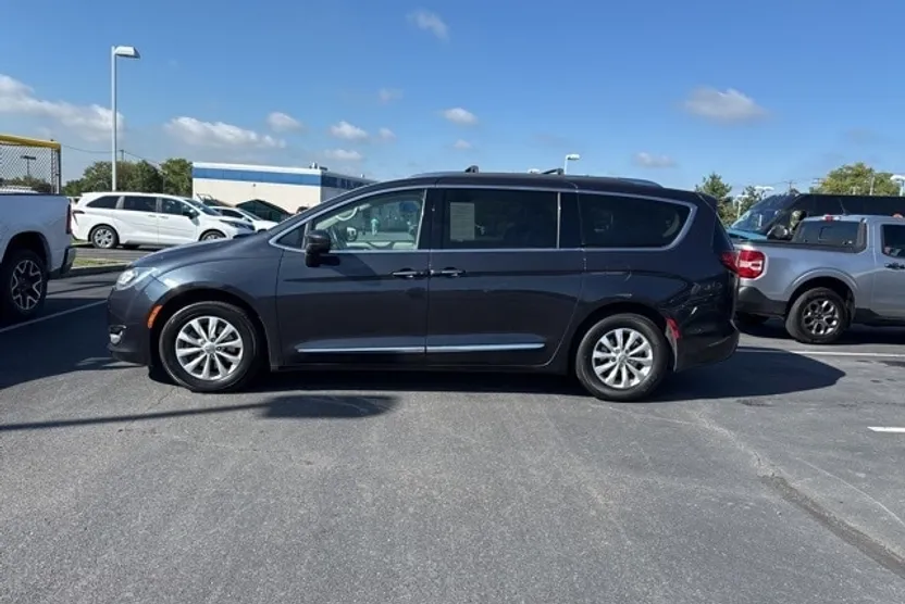 2019 Chrysler Pacifica Touring L photo 1